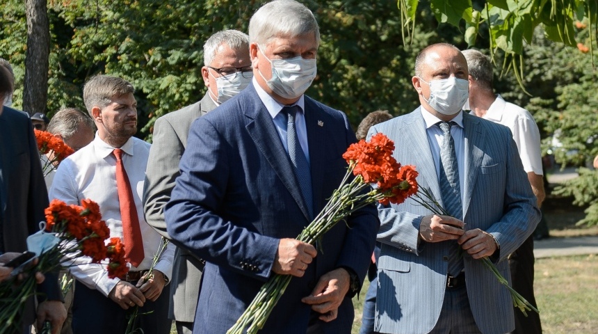 Губернатор возложил цветы к памятнику «Воронеж – родина ВДВ»