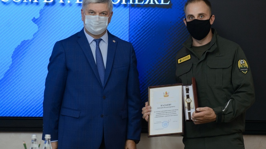 Губернатор наградил оказавших помощь пострадавшим после взрыва автобуса в Воронеже