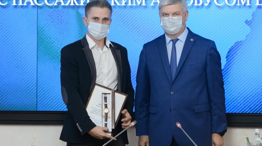 Губернатор наградил оказавших помощь пострадавшим после взрыва автобуса в Воронеже