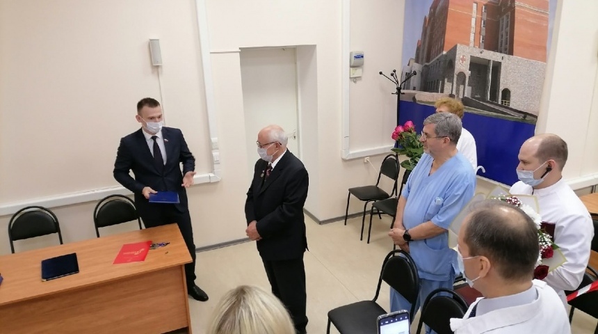 В Воронеже легендарному хирургу вручили Почетную грамоту городской Думы