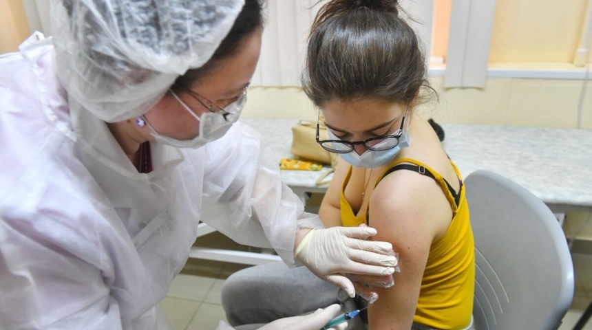 Большинство россиян — за предоставление оплачиваемых выходных после прививки от коронавируса