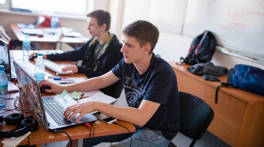 Удовлетворенных зарплатой больше всего в Воронеже среди программистов, директоров и медиков