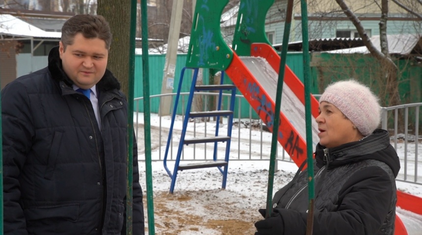 Депутат Воронежской городской Думы Андрей Зачупейко помог с ограждением детской площадки