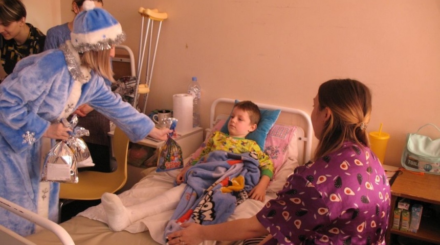 Как Дед Мороз в белом халате дарит детям в больнице новогоднее настроение