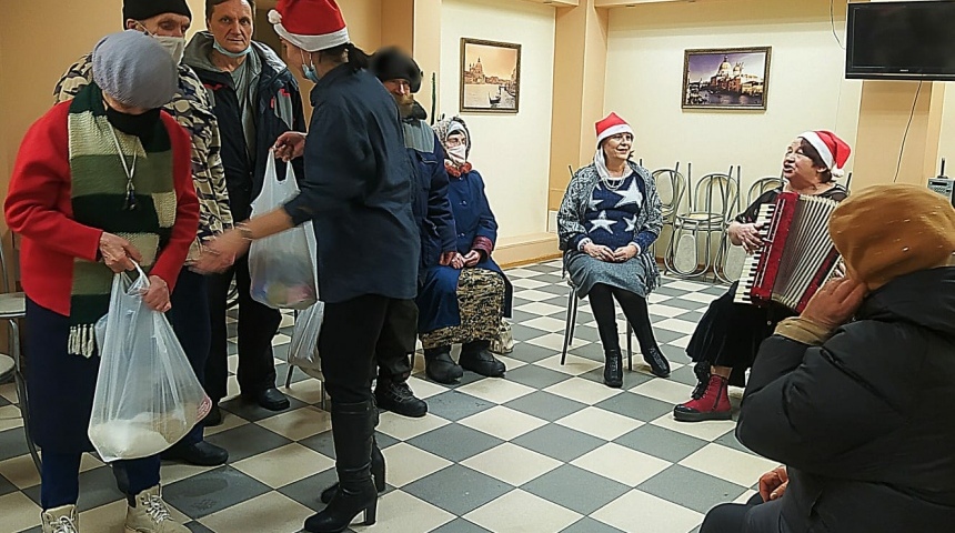 В Воронеже волонтеры социальной столовой поздравили своих подопечных с новогодними праздниками