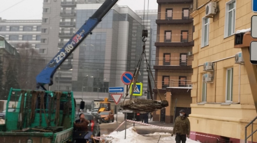 В центре Воронежа балкон жилого дома обрушился на тротуар