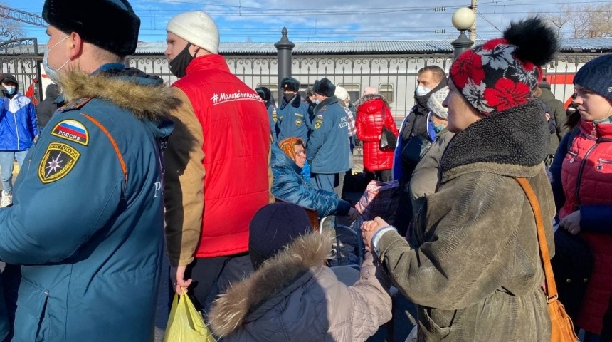 Волонтеры #МыВместе организуют досуг для детей беженцев из ЛНР и ДНР и продолжают помогать эвакуированным жителям