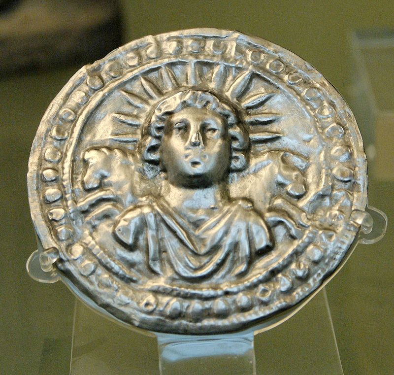 Непобедимое солнце_Штампованный серебряный диск с изображением Sol Invictus, Рим, III век (Британски