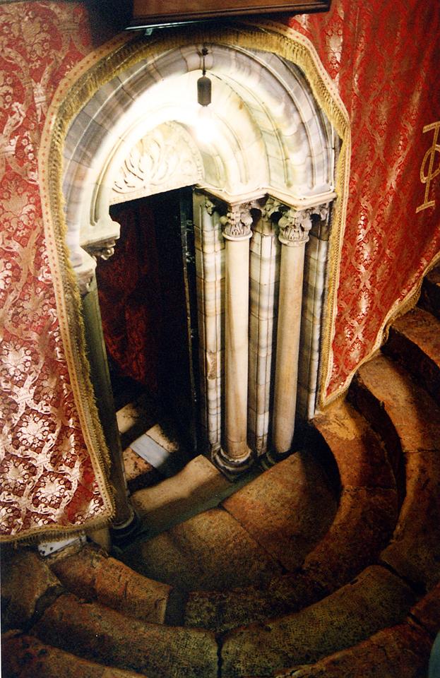 16__Южная лестница в Пещеру Рождества. Порфированные ступени -VI века, портал -XII века
