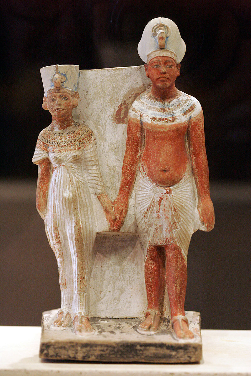 24_Эхнатон и Нефертити_ок 1345 год до нэ_известная ковая статуэтка юных Нефетити и Эхнатона