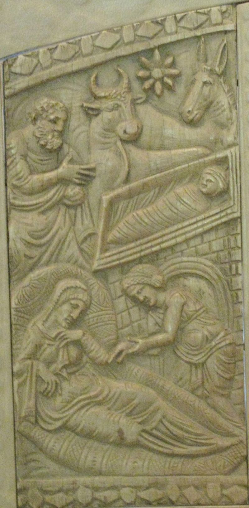 8_Саломея_Саломея с отсохшей рукой (кафедра Максимиана, слоновая кость, 550 год)